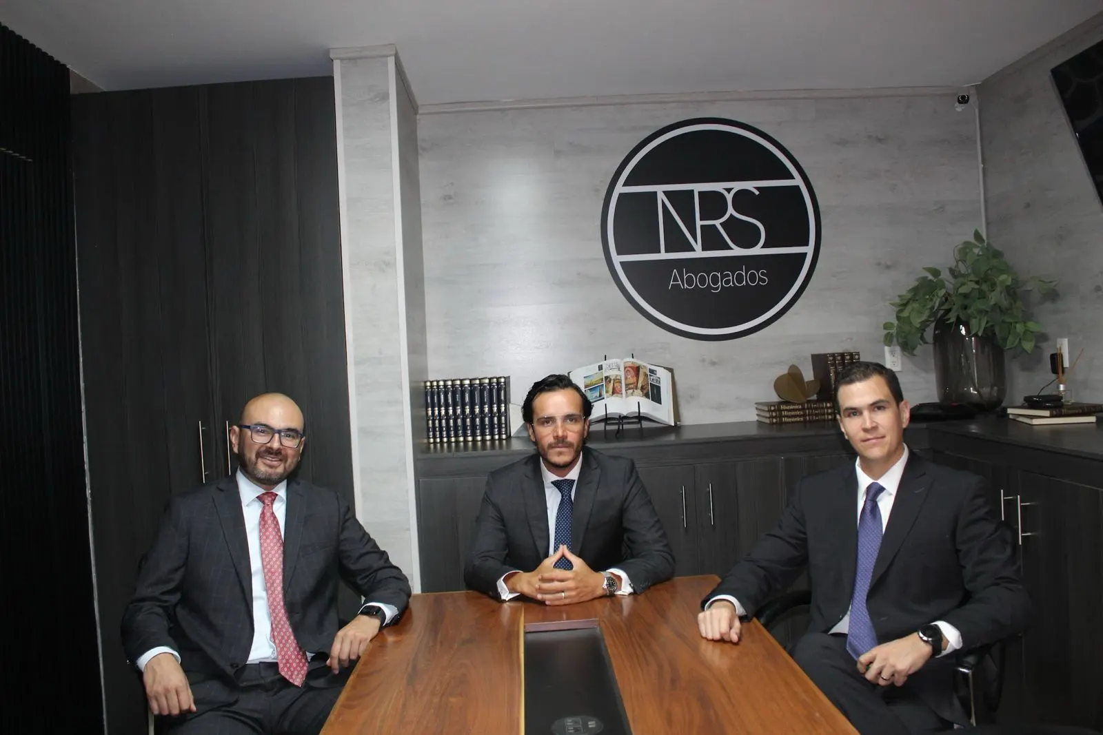 Socios de NRS Abogados en la sala de juntas del despacho